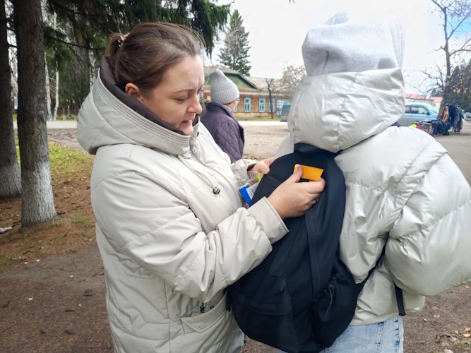 Ваш ребёнок возвращается в темноте. Что на его рюкзаке?