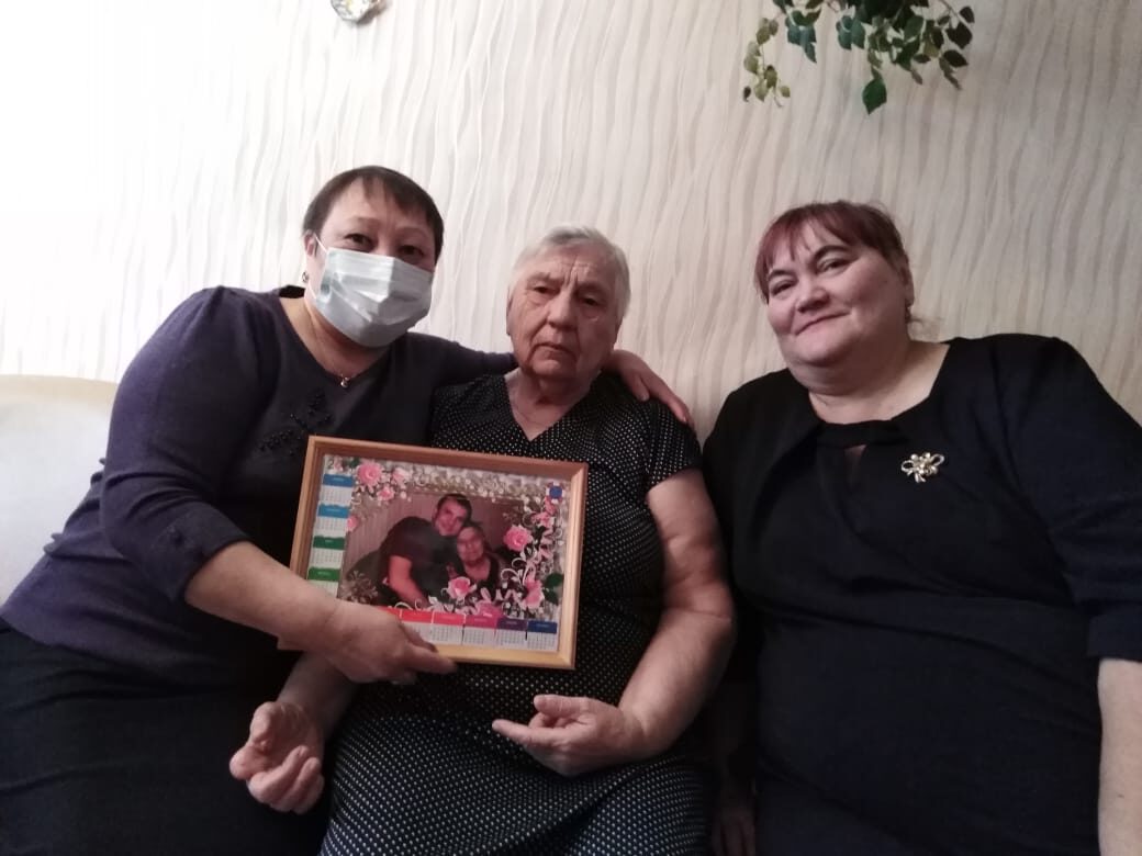 В первые дни февраля специалисты КЦСОН поздравили Неродик Раису Васильевну с 85-летием