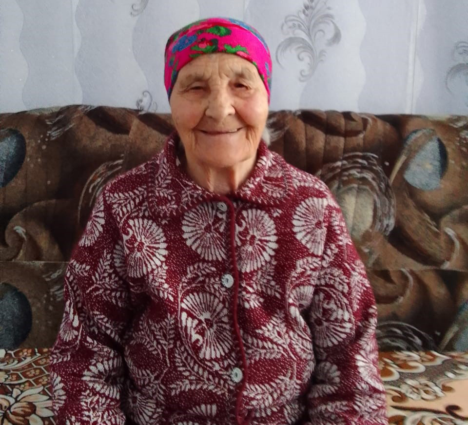Встретила 90 -  летний юбилей с улыбкой на лице